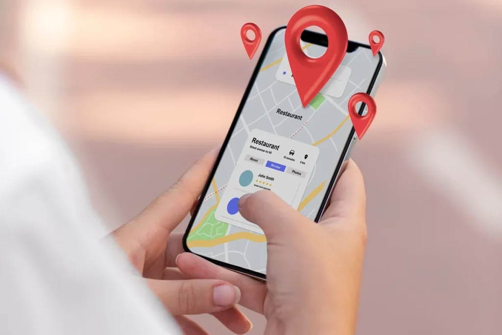 Pessoa usando um smartphone com um aplicativo de mapa mostrando restaurantes próximos e marcadores de localização vermelhos